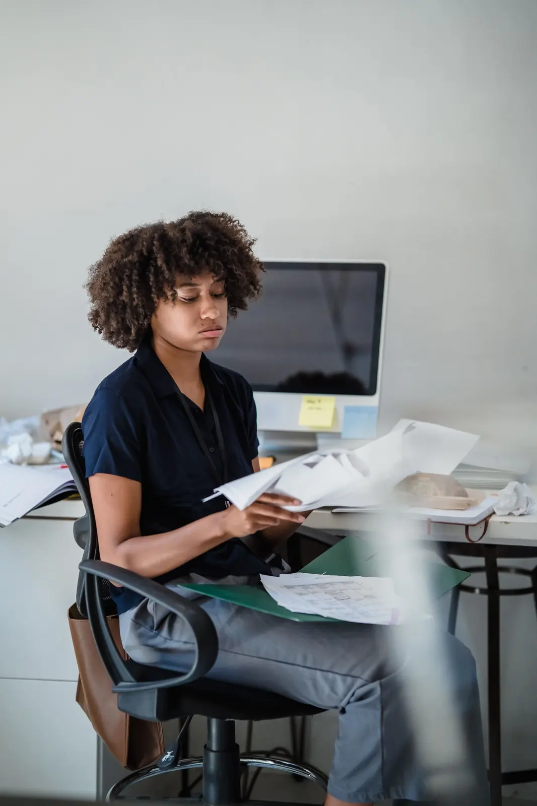 Professionnelle étudiant des documents à son bureau