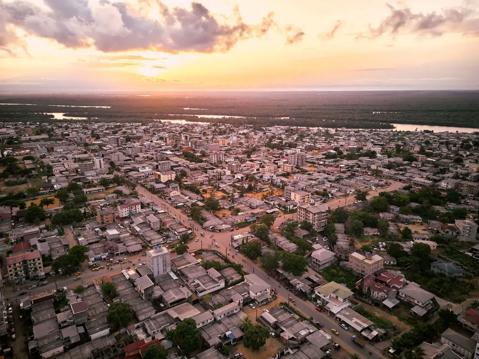 Vue aérienne de Douala au coucher du soleil